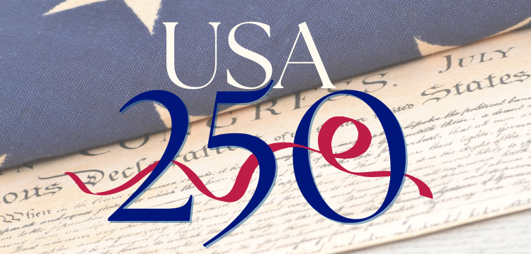 Eine Grafik mit der Declaration of Independence und einer US-Flagge im Anschnitt; im Vordergrund der Schriftzug USA 250 mit einem dekorativen Band um die Zahl