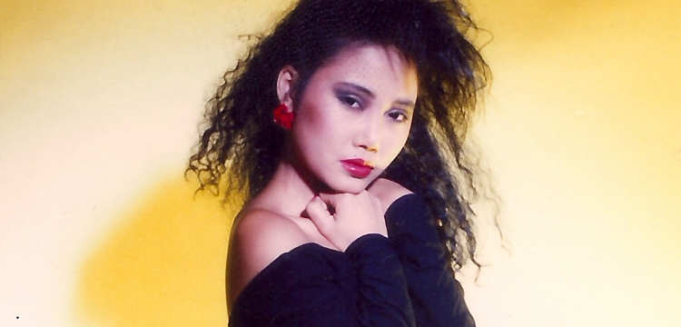 Frau vor gelben Hintergrund