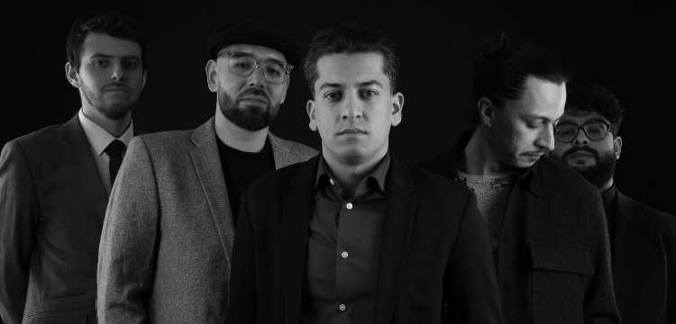 Musikergruppe vor schwarzem Hintergrund